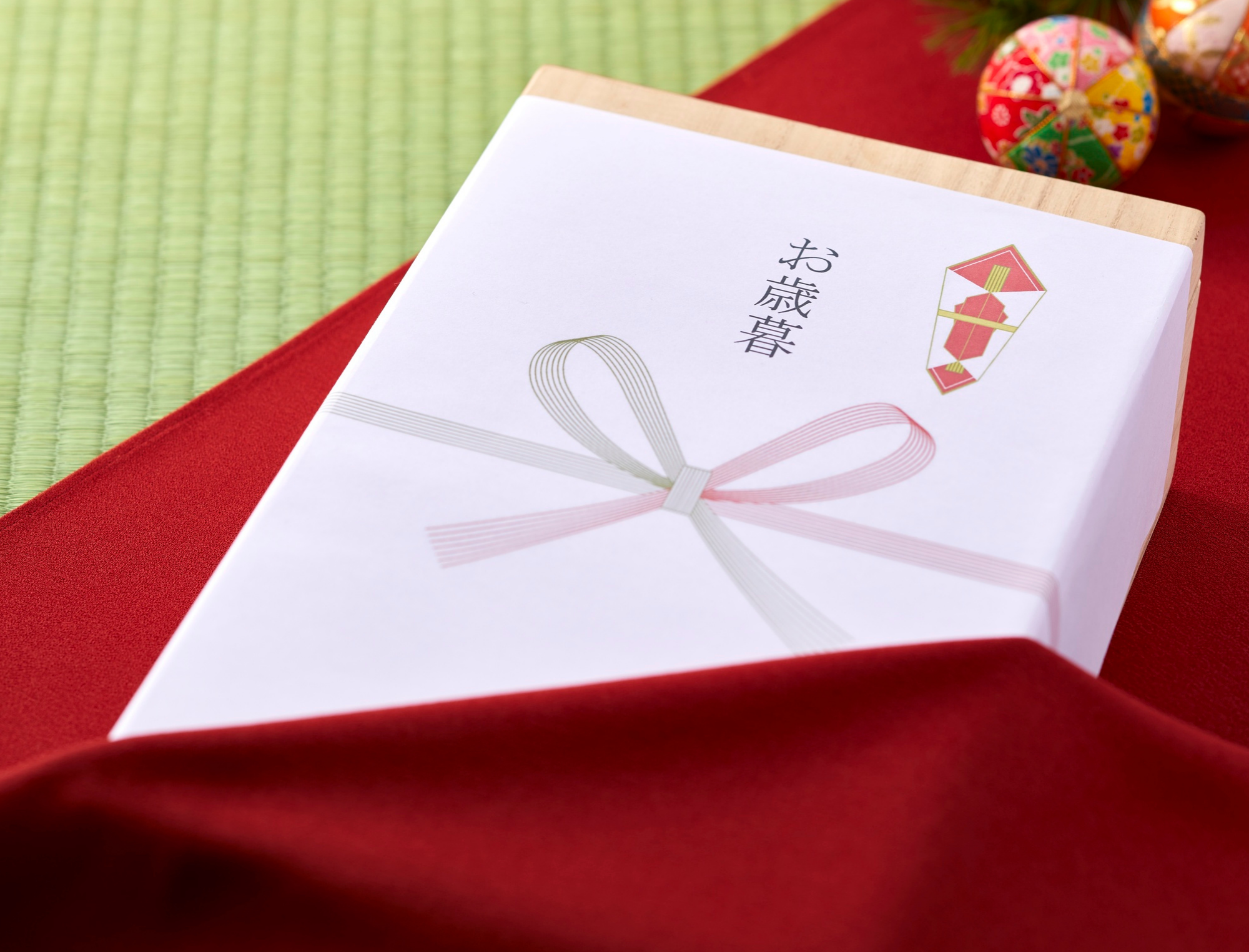 のし箱と季節のご挨拶を想起させる日本茶の贈り物