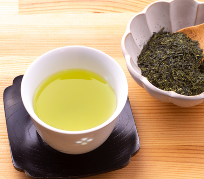 食前にお茶を飲むイメージ