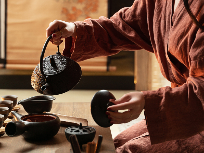 食後にお茶を楽しむイメージ